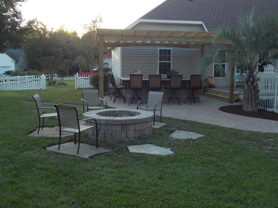 Foto di un grande patio o portico minimal dietro casa con pavimentazioni in cemento e una pergola
