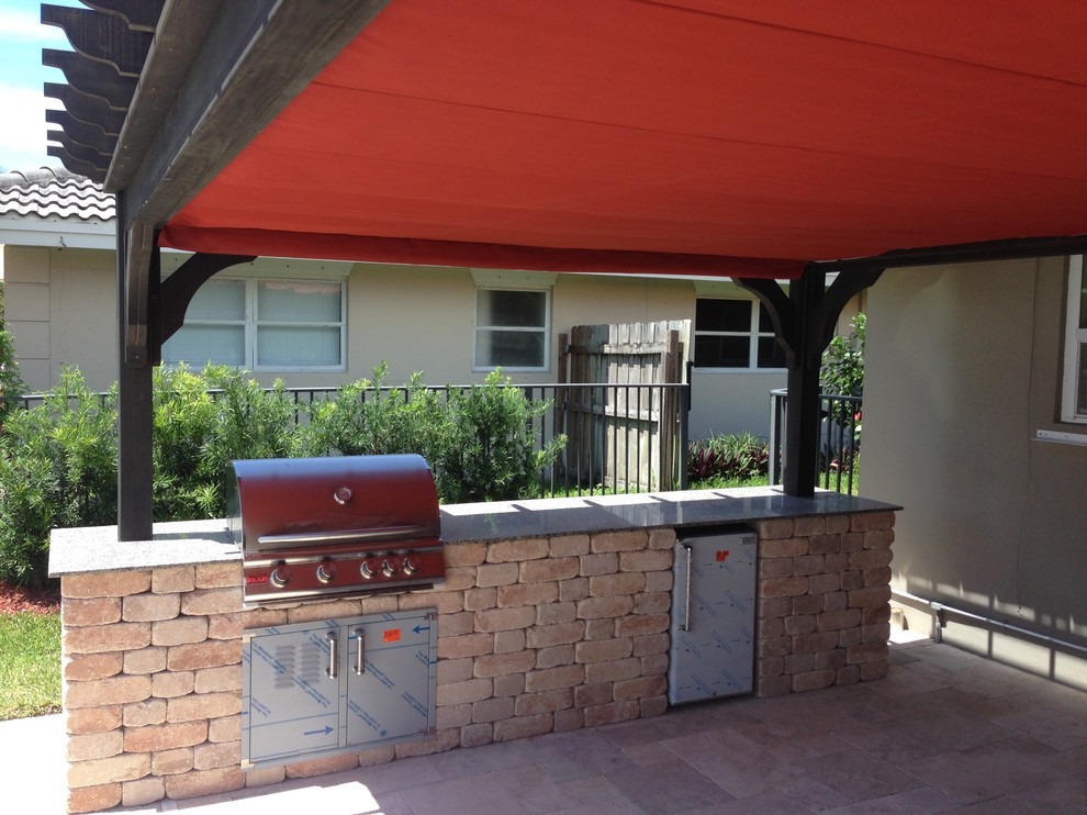 Foto de patio contemporáneo grande en patio trasero con cocina exterior, adoquines de ladrillo y pérgola