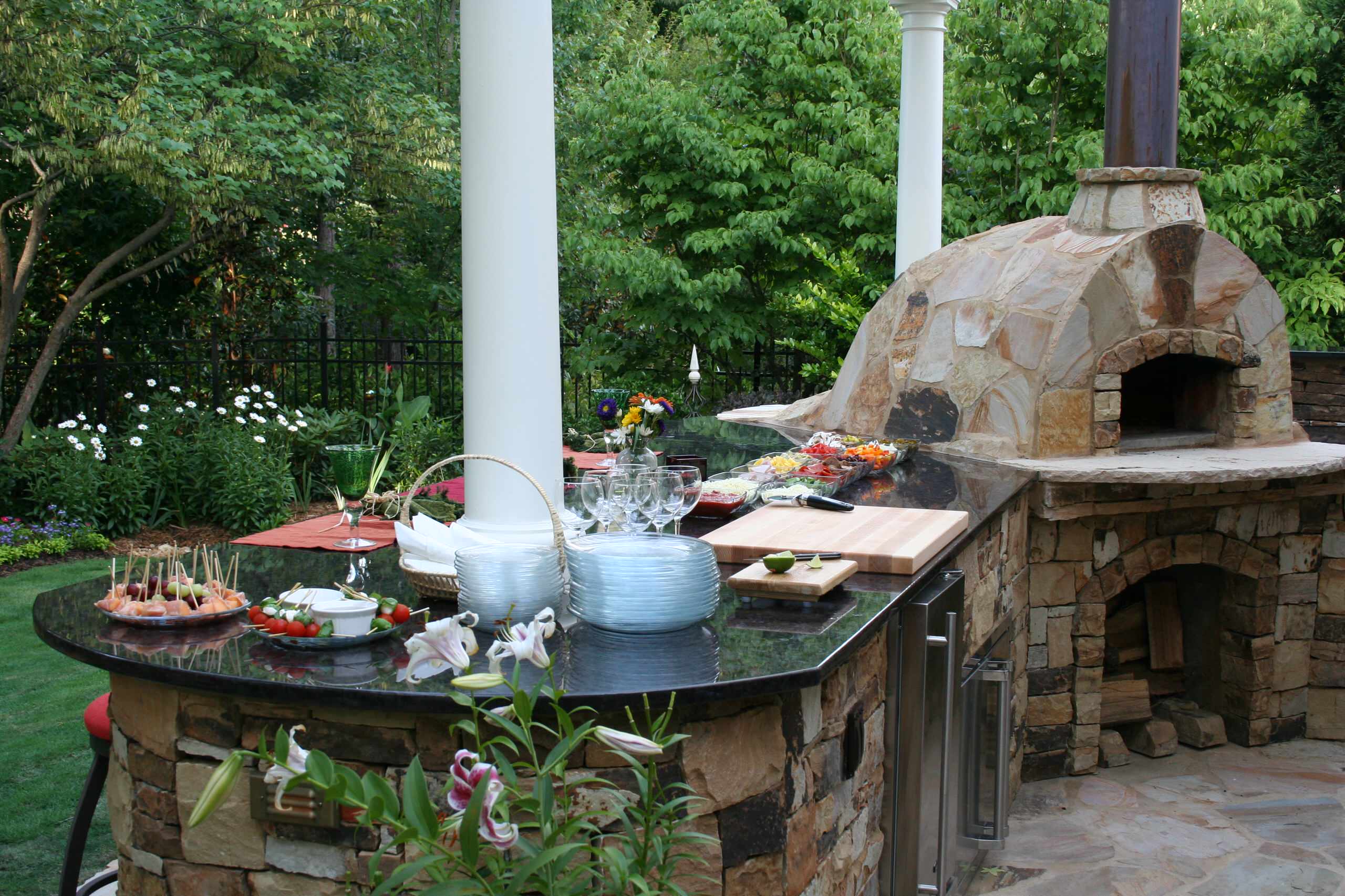 https://st.hzcdn.com/simgs/pictures/patios/outdoor-kitchen-with-pizza-oven-legacy-landscape-design-llc-img~fbb1ee8d00edce05_14-9347-1-9e3681f.jpg