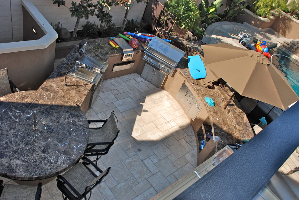 Inspiration for a transitional patio remodel in Los Angeles