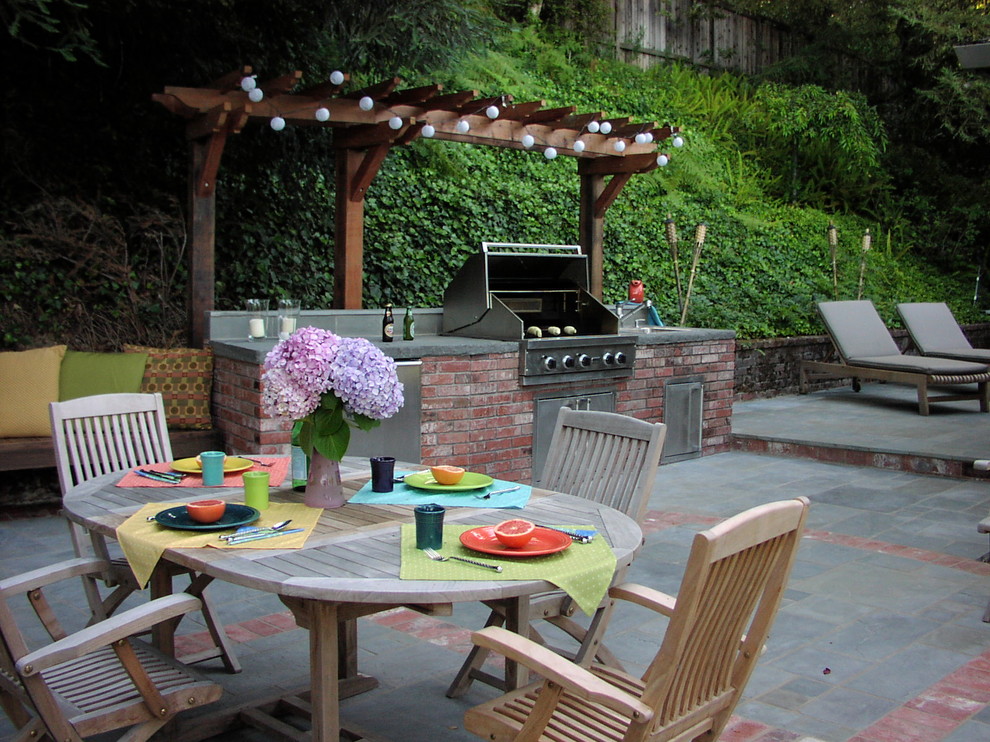 Klassischer Patio mit Natursteinplatten und Grillplatz in San Francisco