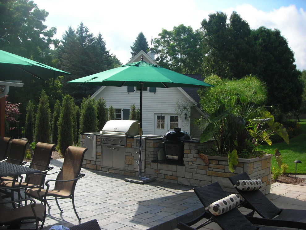 Outdoor Kitchens and Fireplaces Klassisch Patio Grand Rapids