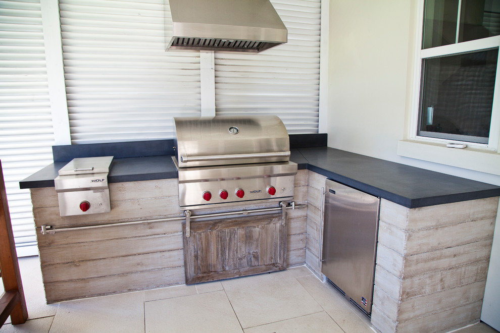 Idée de décoration pour une terrasse arrière minimaliste de taille moyenne avec une cuisine d'été.