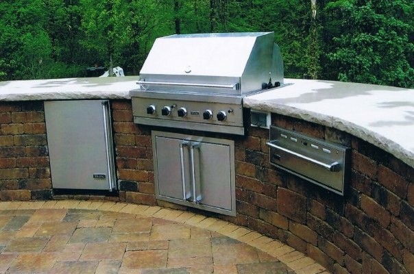 Traditional patio in Cleveland with an outdoor kitchen.