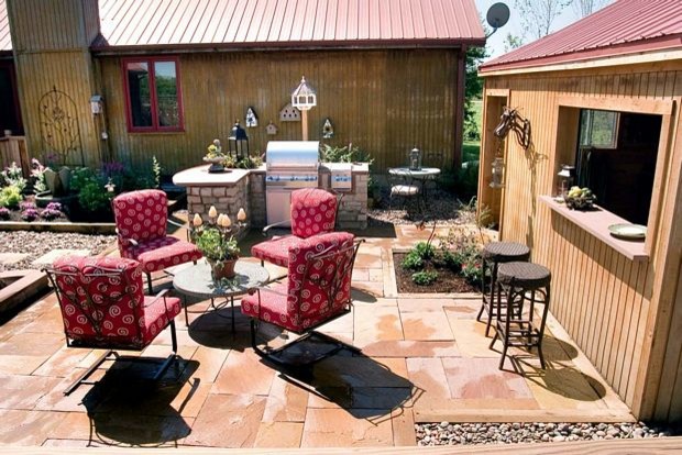 Foto de patio clásico de tamaño medio sin cubierta en patio trasero con cocina exterior y suelo de baldosas