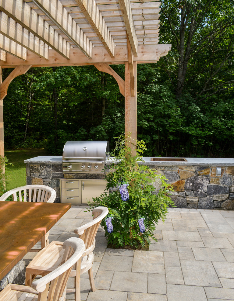 Aménagement d'une terrasse arrière classique de taille moyenne avec une cuisine d'été, des pavés en brique et une pergola.