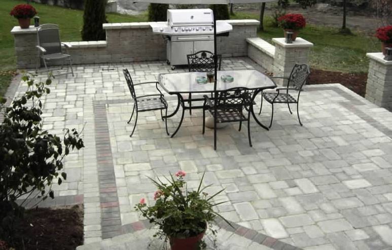 Idée de décoration pour une terrasse arrière tradition de taille moyenne avec une cuisine d'été et des pavés en brique.