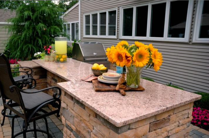 На фото: двор на заднем дворе в стиле модернизм с летней кухней и покрытием из каменной брусчатки без защиты от солнца