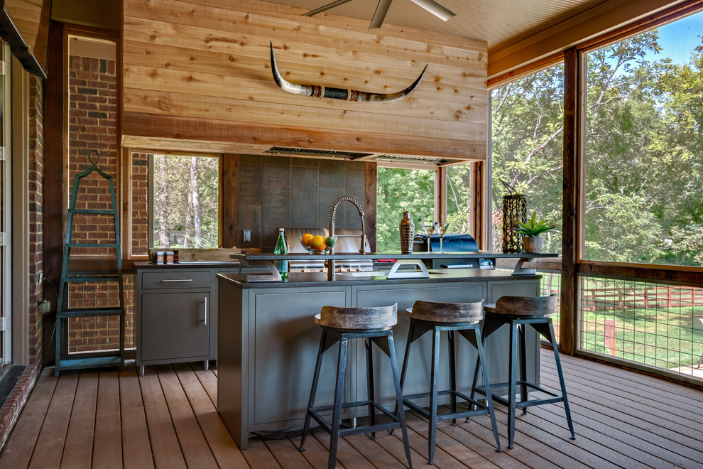 Idée de décoration pour une terrasse en bois arrière chalet avec une cuisine d'été et une extension de toiture.