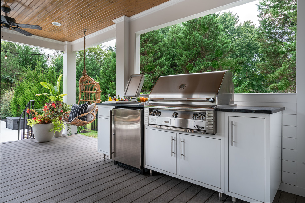 Источник вдохновения для домашнего уюта: двор на заднем дворе в современном стиле с летней кухней, настилом и навесом