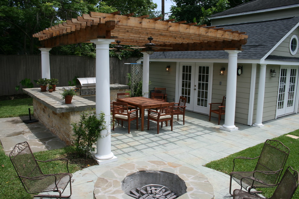 На фото: пергола во дворе частного дома на заднем дворе в классическом стиле с зоной барбекю