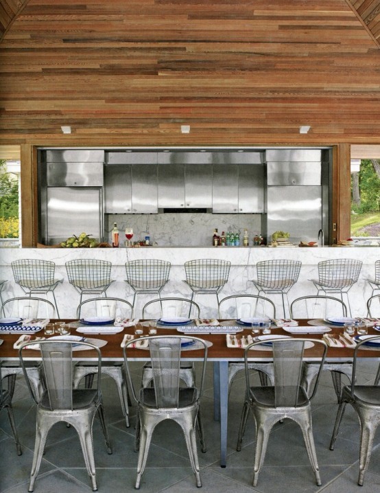 Idées déco pour une terrasse arrière moderne avec une cuisine d'été, du carrelage et une pergola.