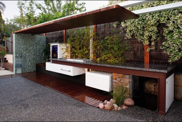 Überdachter Moderner Patio hinter dem Haus mit Outdoor-Küche in San Francisco