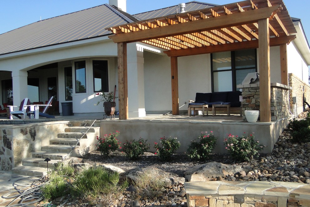 Esempio di un grande patio o portico american style dietro casa con lastre di cemento e un tetto a sbalzo