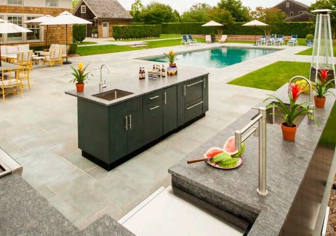 Foto de patio clásico extra grande sin cubierta en patio trasero con cocina exterior y suelo de baldosas