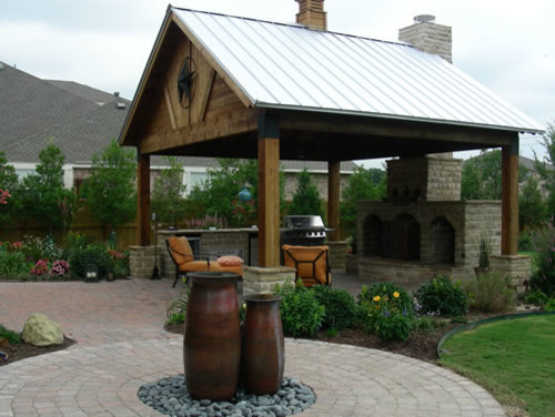 Foto de patio de estilo americano de tamaño medio en patio con cocina exterior, adoquines de ladrillo y cenador