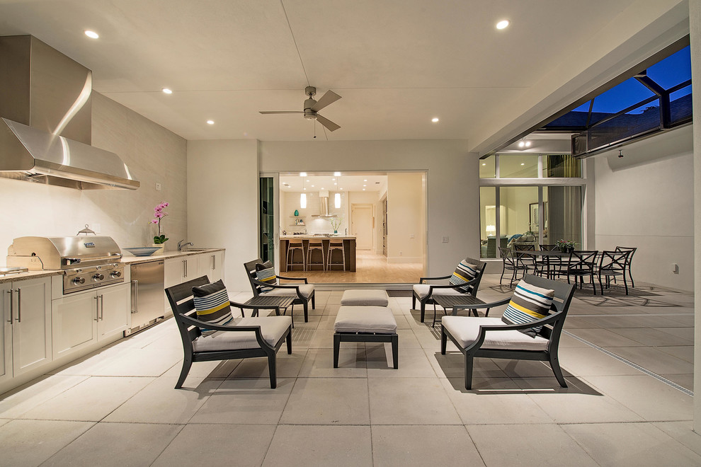 Идея дизайна: большой двор на заднем дворе в современном стиле с летней кухней, мощением тротуарной плиткой и навесом