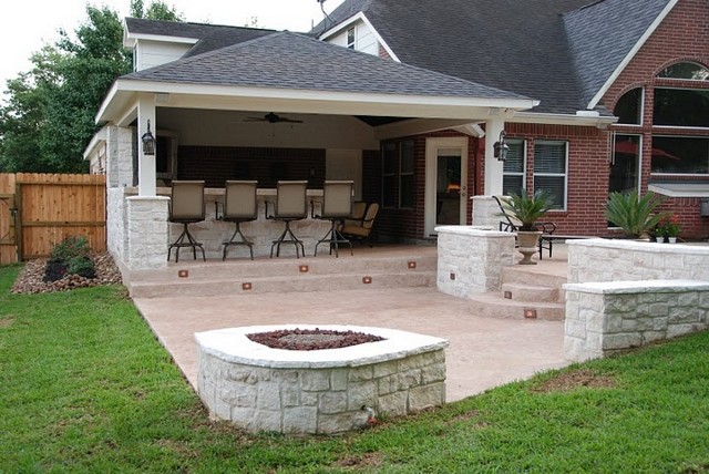 Cette photo montre une terrasse arrière tendance avec une cuisine d'été, une dalle de béton et une extension de toiture.