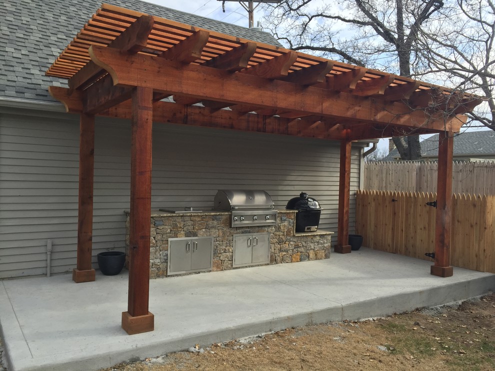 Mittelgroße Klassische Pergola hinter dem Haus mit Outdoor-Küche und Betonplatten in Sonstige