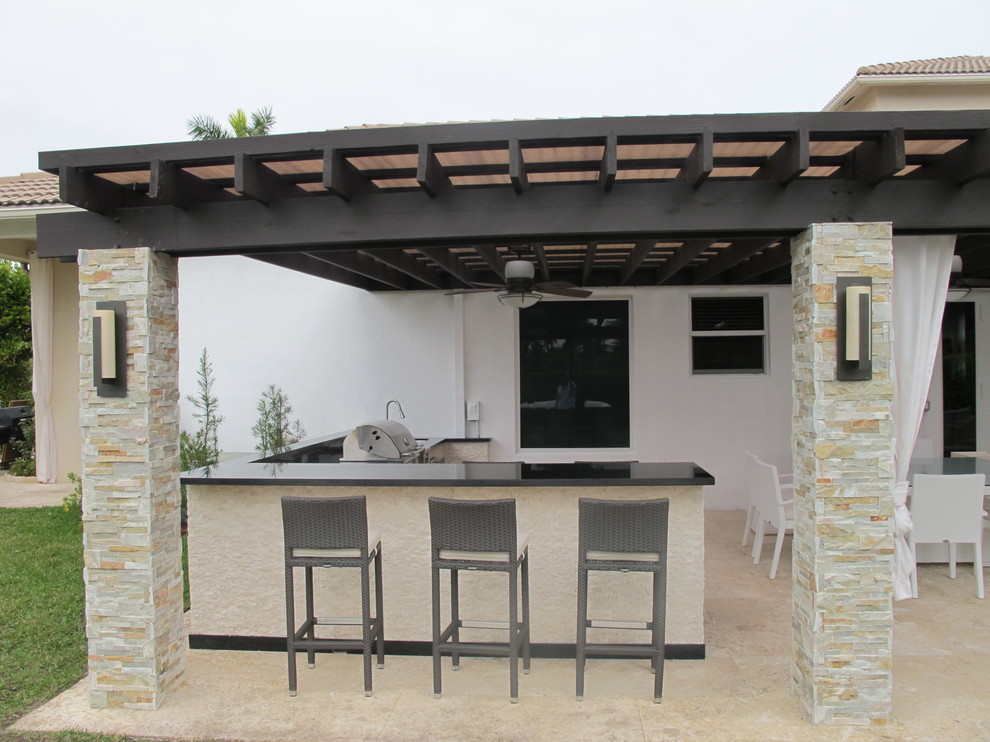 Idées déco pour une très grande terrasse arrière moderne avec une cuisine d'été, des pavés en pierre naturelle et une pergola.