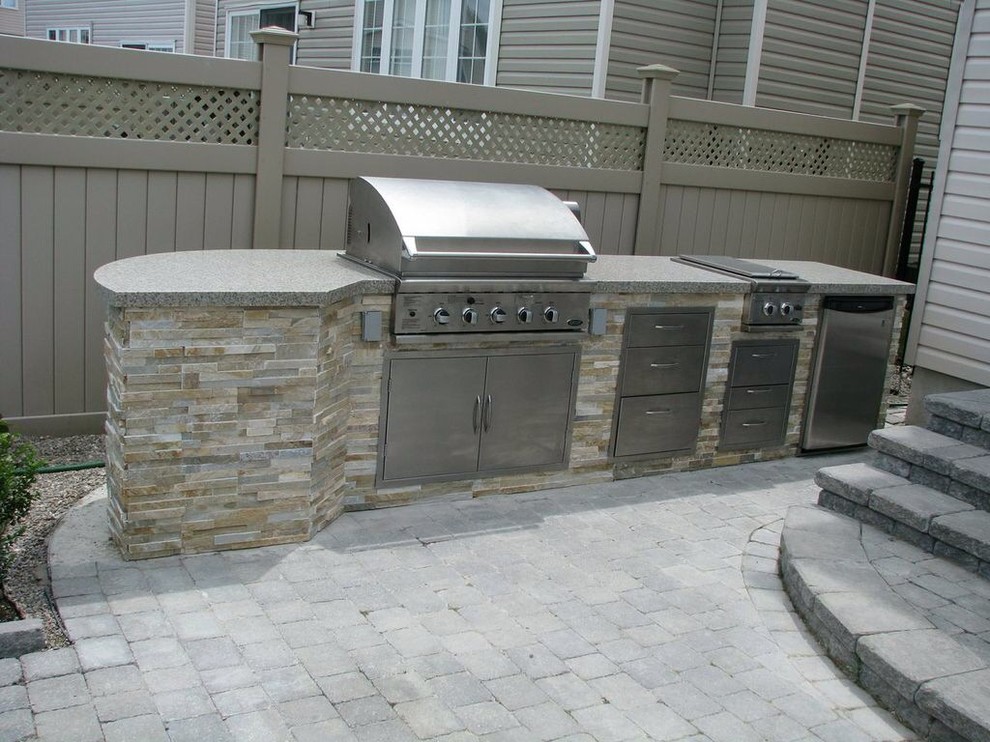 Aménagement d'une terrasse contemporaine de taille moyenne avec une cuisine d'été, une cour, des pavés en brique et aucune couverture.