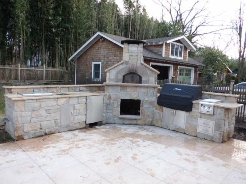 Foto di un grande patio o portico tradizionale dietro casa con pavimentazioni in cemento e nessuna copertura