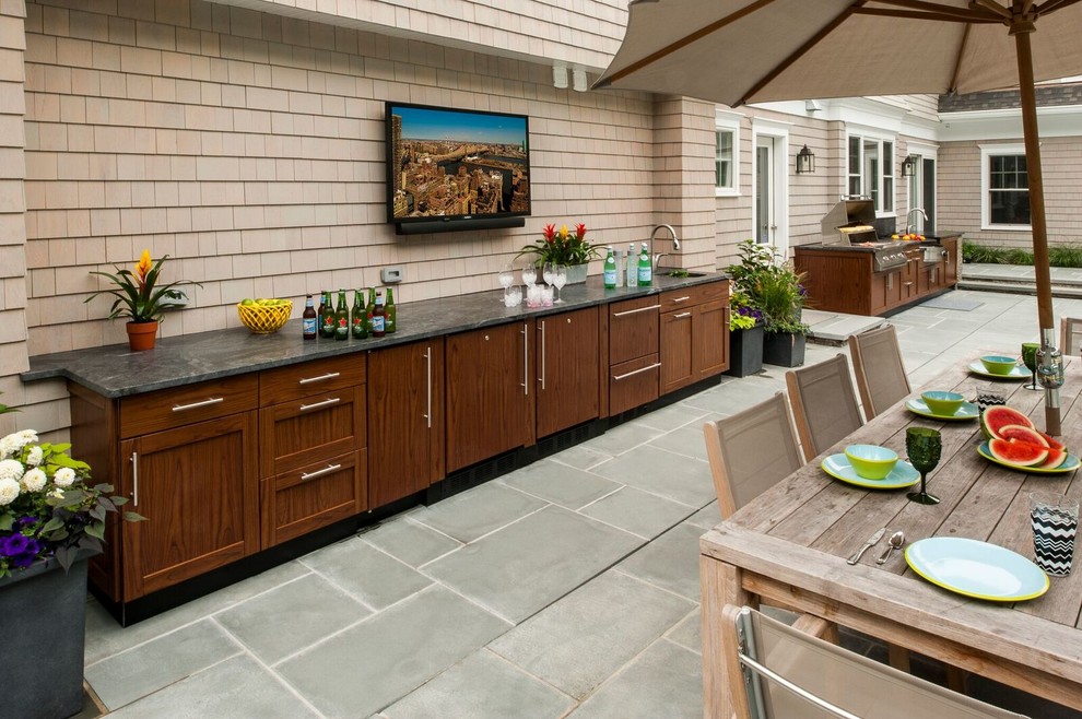 Imagen de patio clásico de tamaño medio sin cubierta en patio trasero con cocina exterior y adoquines de hormigón