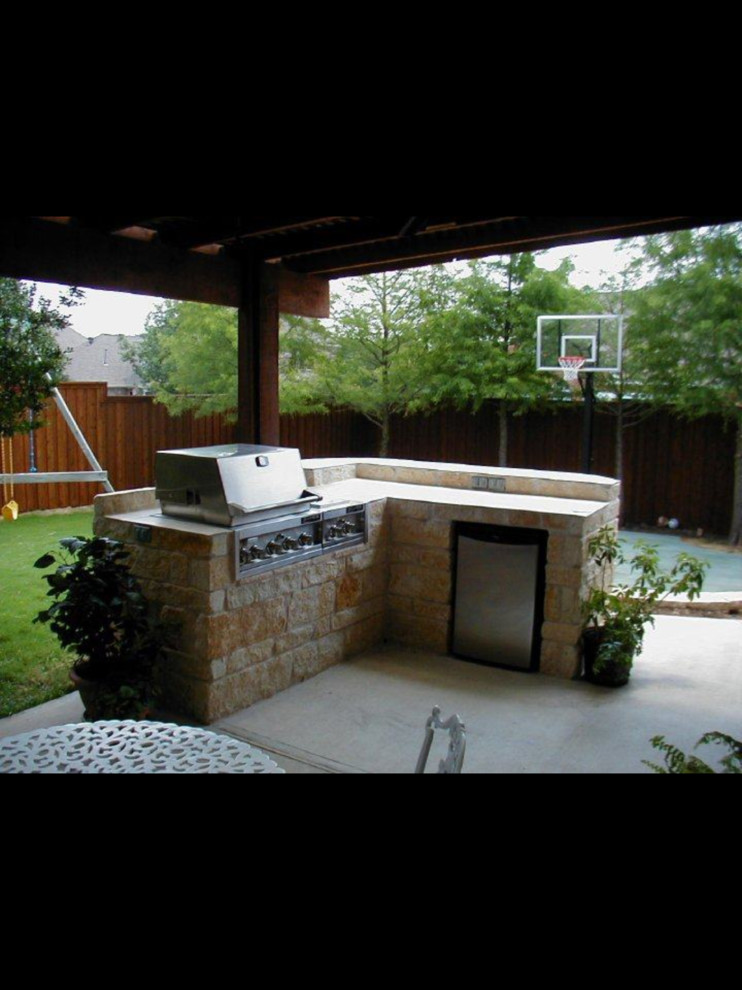 Источник вдохновения для домашнего уюта: двор среднего размера на заднем дворе в классическом стиле с летней кухней, покрытием из бетонных плит и навесом