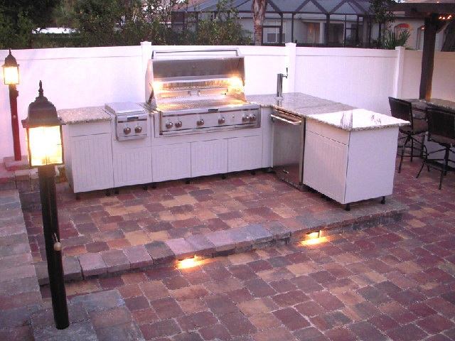 Small back patio in Houston with an outdoor kitchen and no cover.