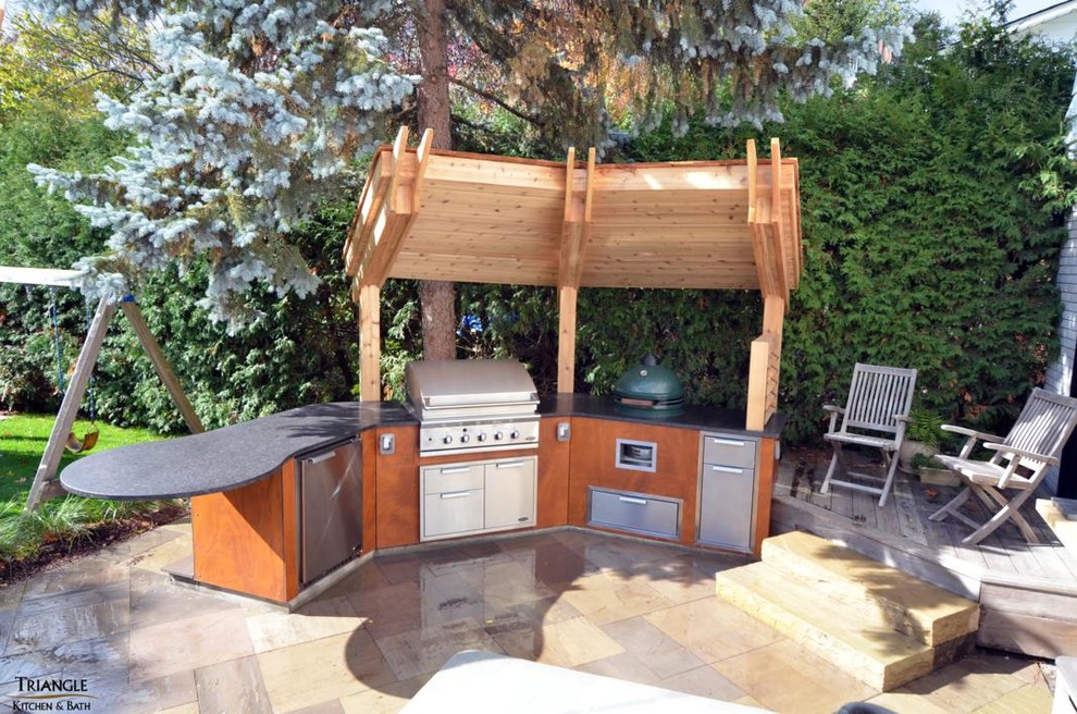 Inspiration pour une terrasse arrière craftsman de taille moyenne avec une cuisine d'été et du carrelage.