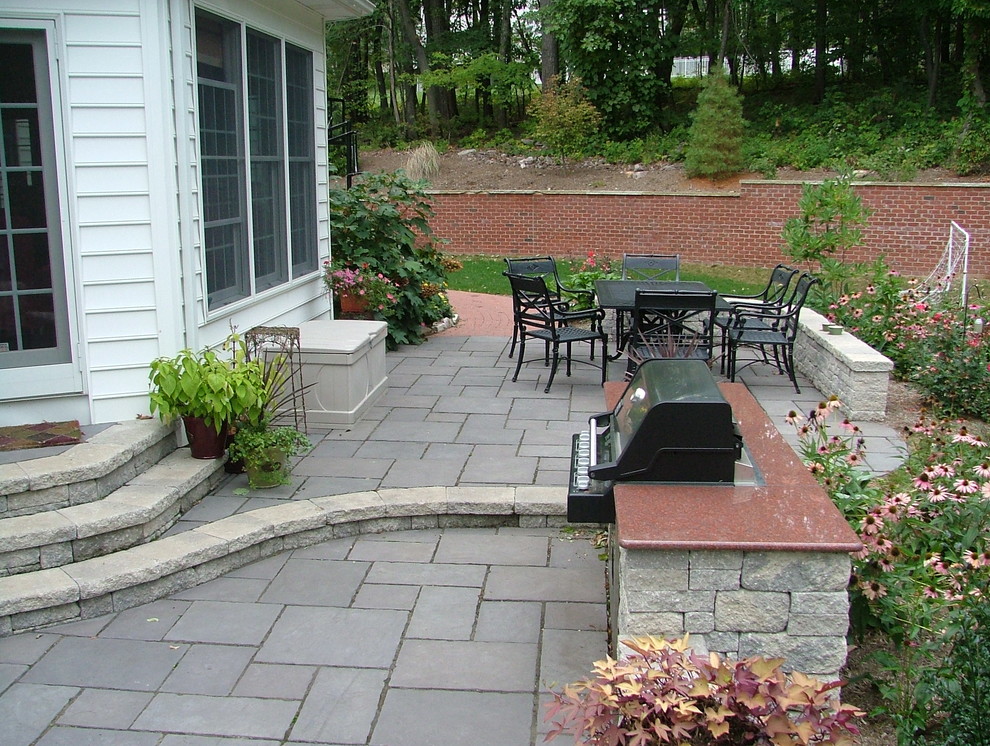 Foto di un patio o portico tradizionale dietro casa con nessuna copertura