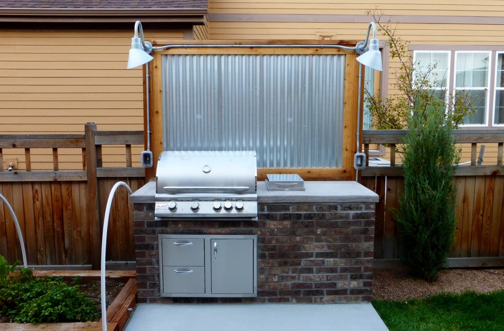 Industrial Patio hinter dem Haus mit Outdoor-Küche und Betonboden in Denver