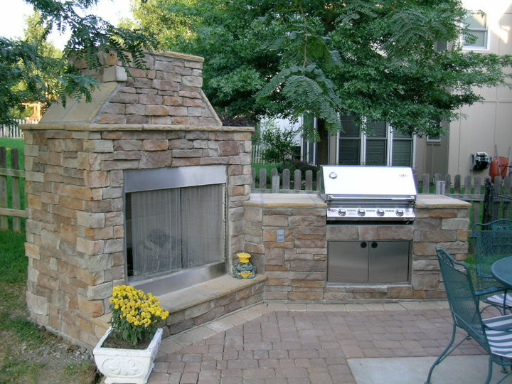 Idée de décoration pour une petite terrasse arrière tradition avec une cuisine d'été, des pavés en pierre naturelle et aucune couverture.