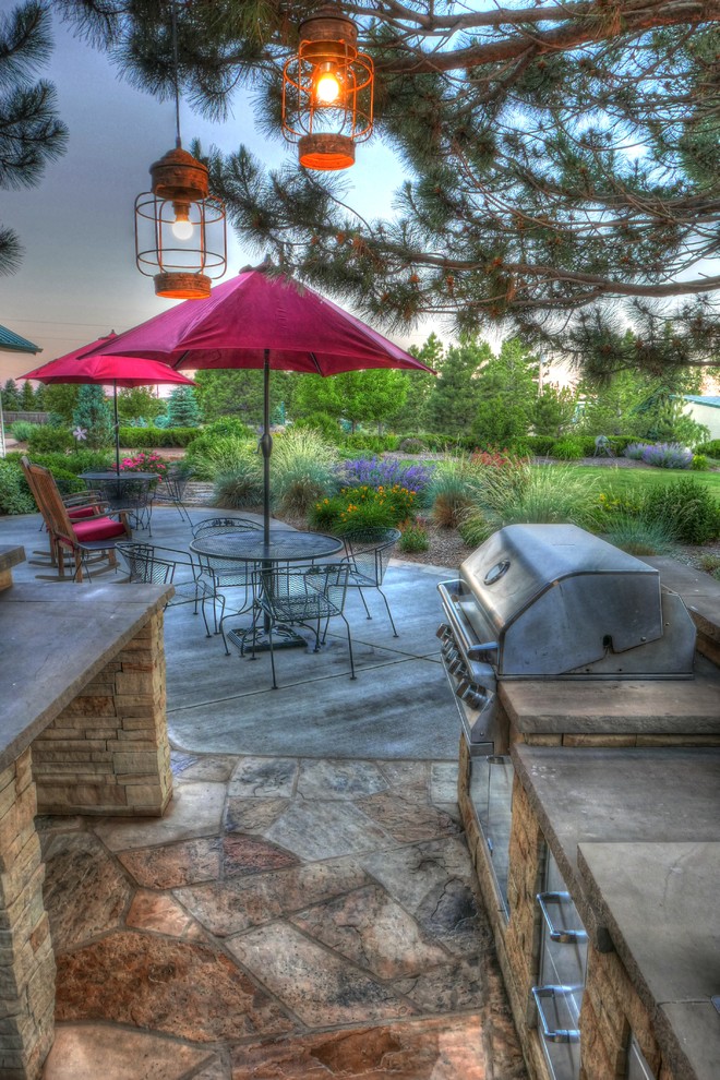 デンバーにある高級な中くらいなカントリー風のおしゃれな裏庭のテラス (アウトドアキッチン、天然石敷き、日よけなし) の写真