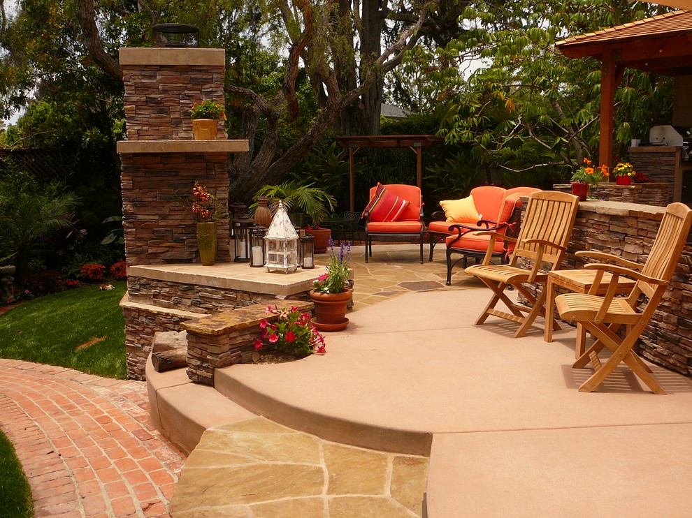 Immagine di un grande patio o portico design dietro casa con fontane, pavimentazioni in pietra naturale e una pergola