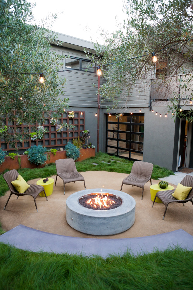 Mittelgroßer Moderner Patio mit Kies neben dem Haus mit Feuerstelle in San Francisco