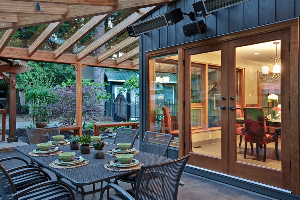 Foto di un grande patio o portico classico dietro casa con piastrelle e una pergola