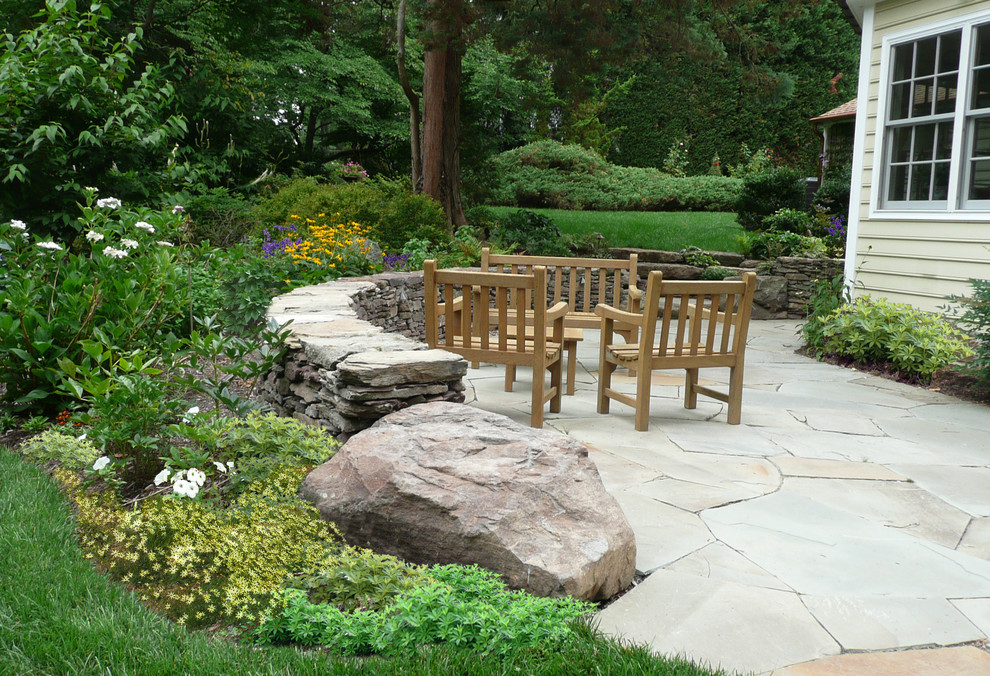 Diseño de patio rural de tamaño medio en patio trasero con adoquines de piedra natural