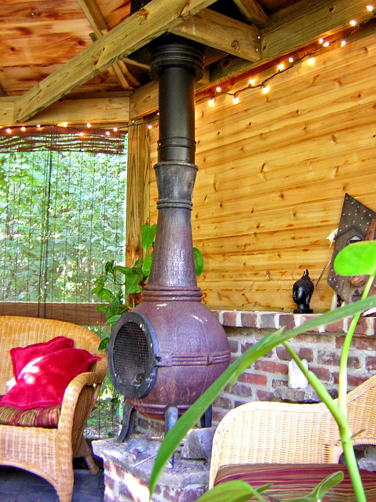 Foto de patio clásico pequeño en patio trasero con brasero, adoquines de piedra natural y cenador