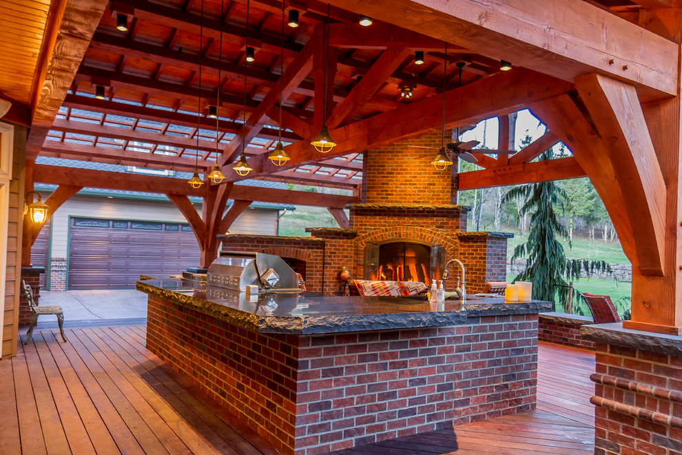 Idée de décoration pour une terrasse en bois arrière chalet de taille moyenne avec un gazebo ou pavillon et un foyer extérieur.