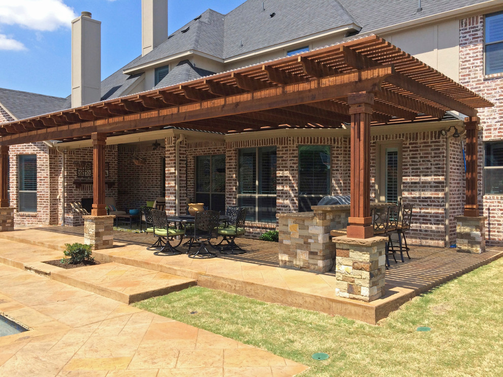 Immagine di un patio o portico classico di medie dimensioni e dietro casa con piastrelle e una pergola
