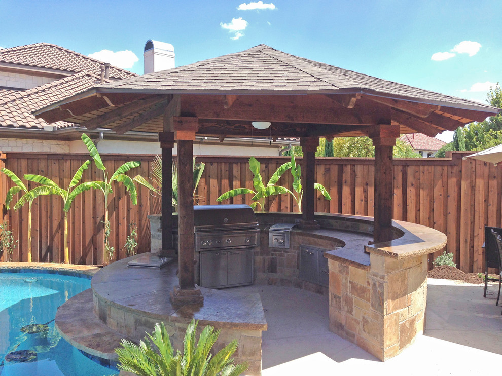 Foto di un patio o portico tradizionale di medie dimensioni e dietro casa con piastrelle e una pergola