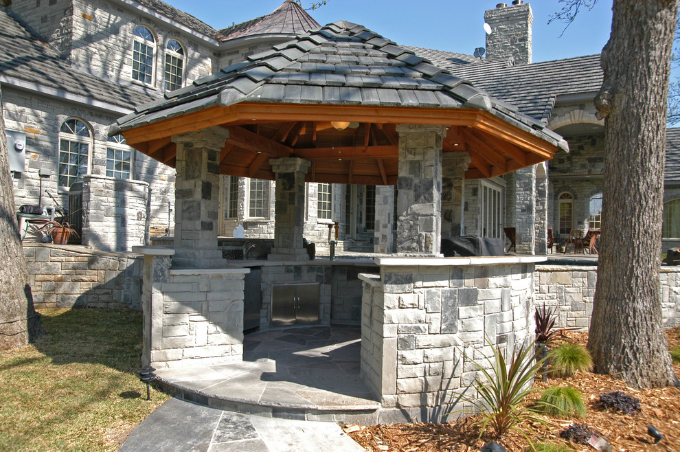 Foto di un patio o portico chic di medie dimensioni e dietro casa con pavimentazioni in cemento e un gazebo o capanno