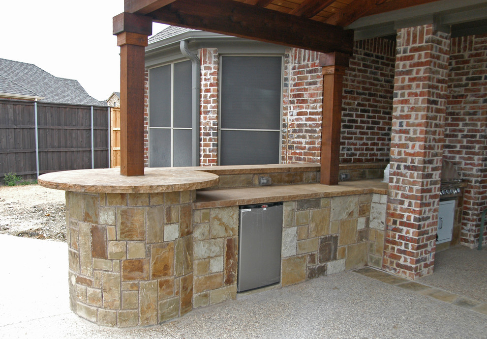 Esempio di un patio o portico chic di medie dimensioni e dietro casa con un tetto a sbalzo e lastre di cemento