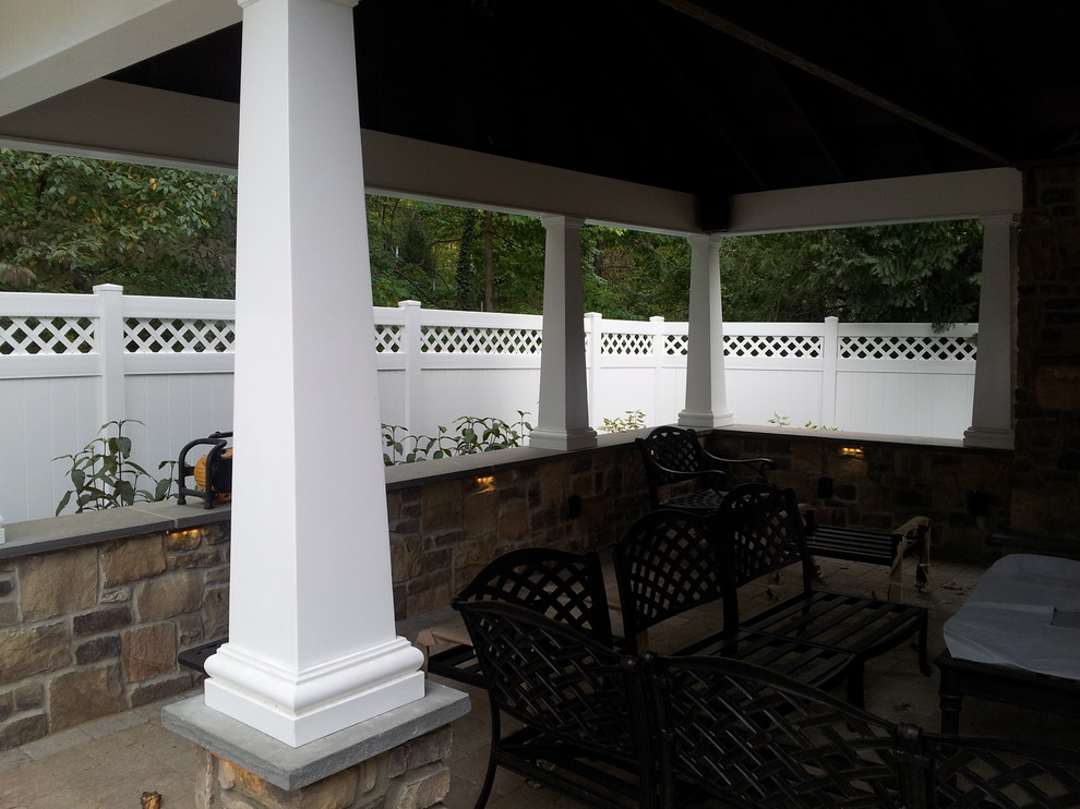 Idee per un ampio patio o portico classico dietro casa con pavimentazioni in cemento e un gazebo o capanno