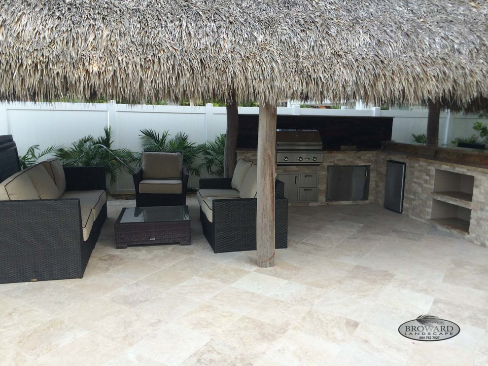 Стильный дизайн: двор среднего размера на заднем дворе в морском стиле с покрытием из каменной брусчатки без защиты от солнца - последний тренд