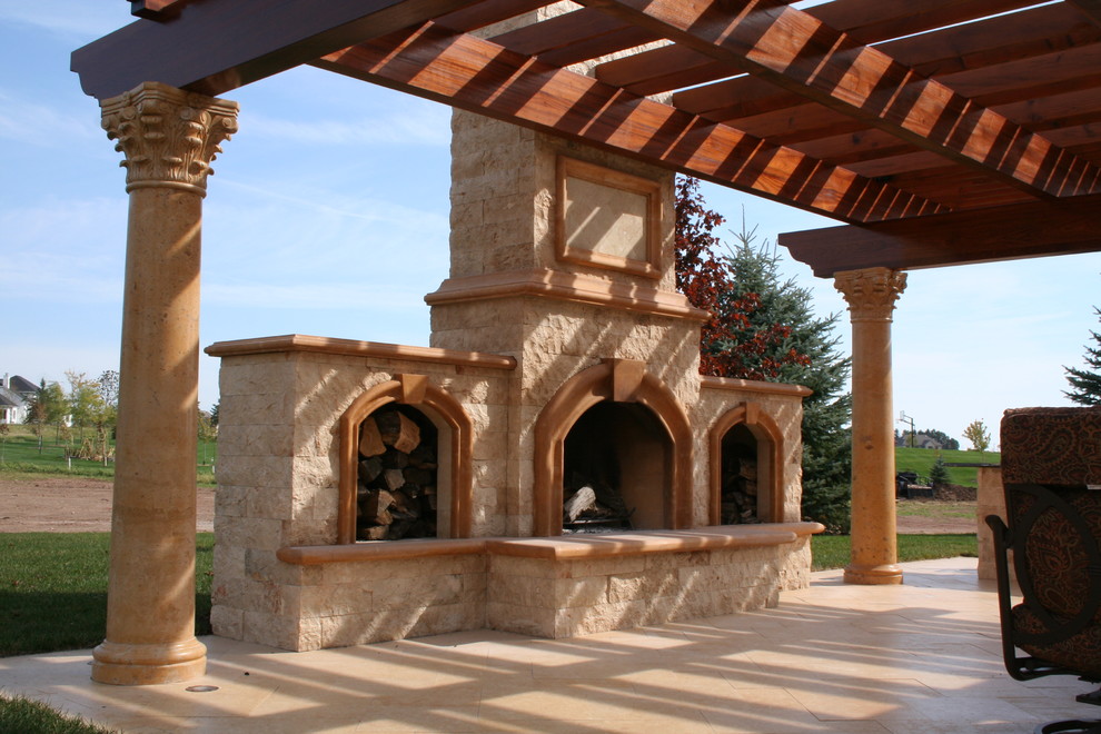 На фото: большая пергола во дворе частного дома на заднем дворе в средиземноморском стиле с летней кухней и покрытием из каменной брусчатки с