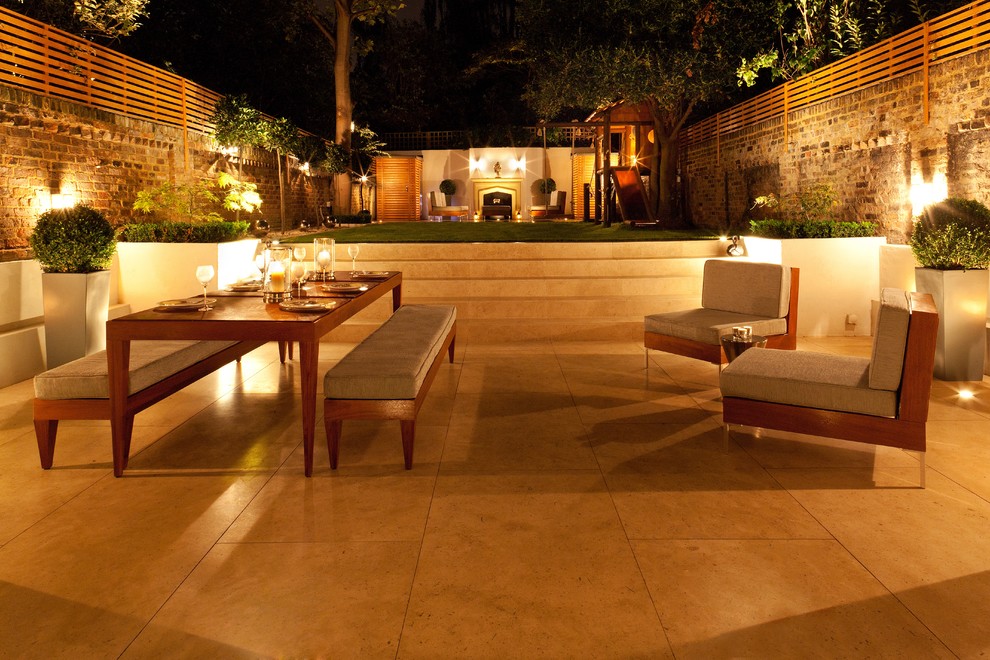Foto de patio tradicional renovado grande en patio con chimenea y suelo de baldosas