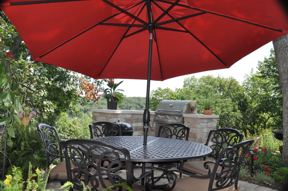 Imagen de patio clásico de tamaño medio sin cubierta en patio trasero con adoquines de hormigón y cocina exterior