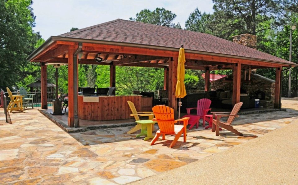 Пример оригинального дизайна: большая беседка во дворе частного дома на заднем дворе в современном стиле с летней кухней и покрытием из каменной брусчатки